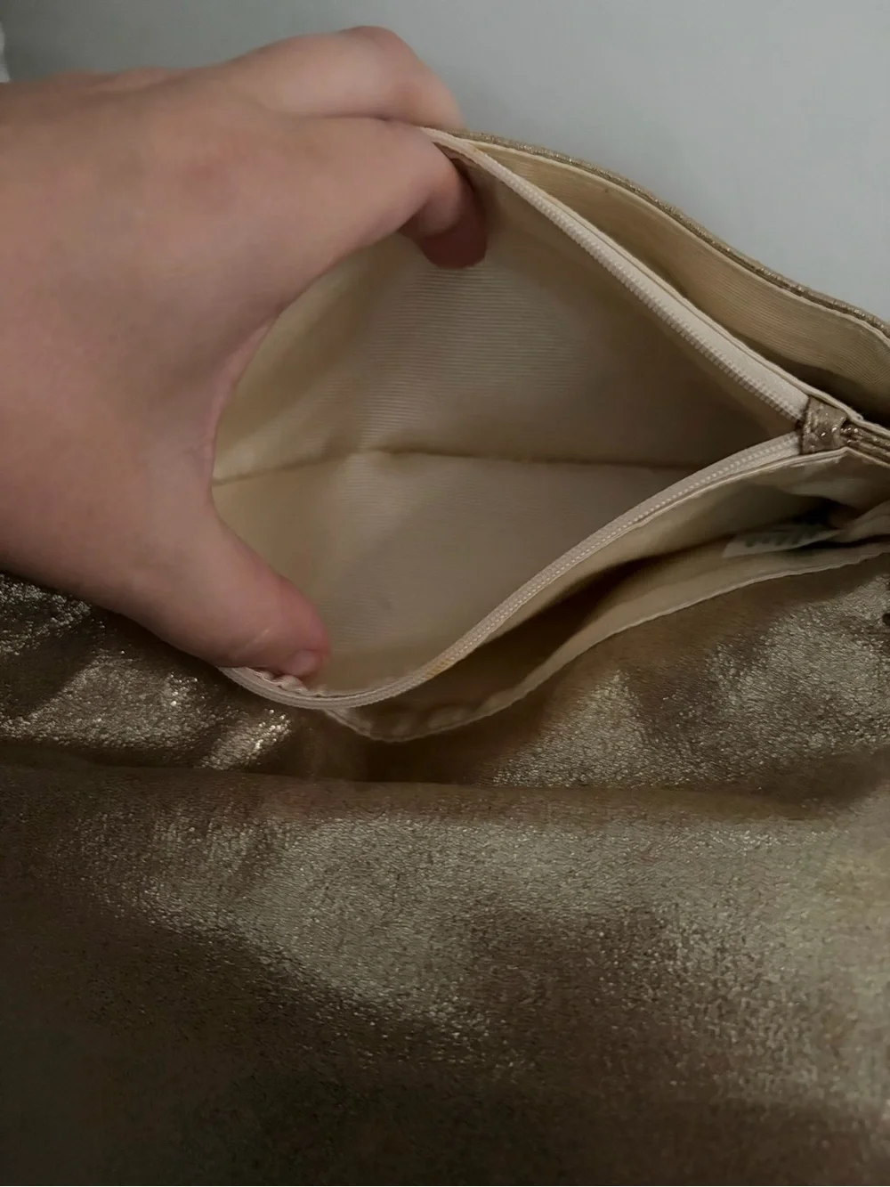 Lilly Pulitzer Gold Metallic Crush Clutch Chain Trim Bag - Picture 6 of 7